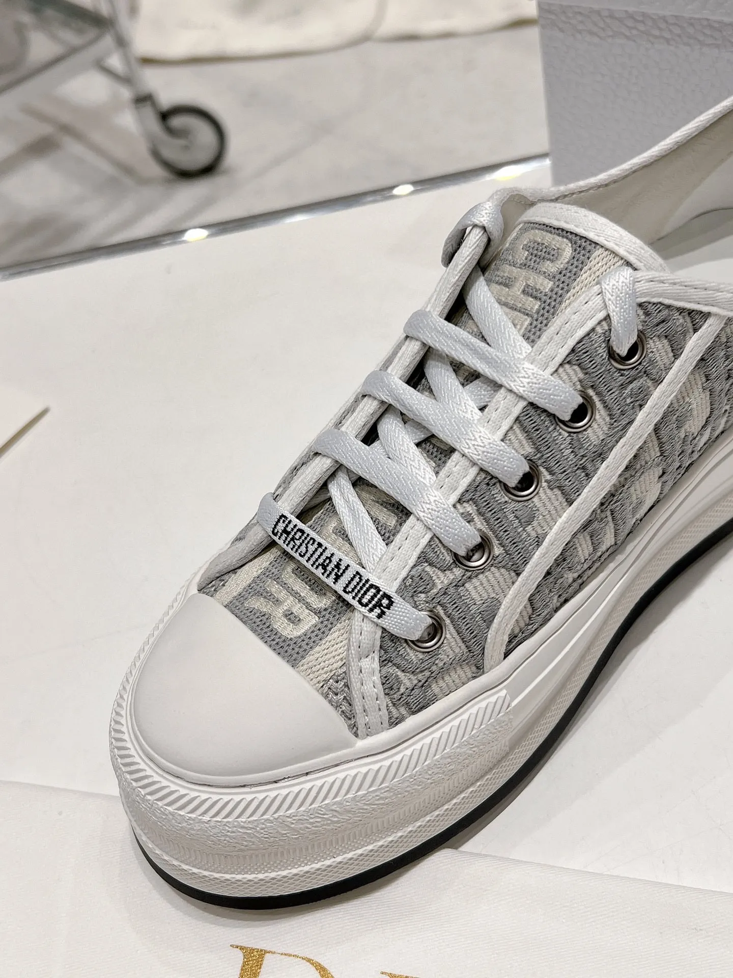 👟👟Ex-factory price 520👟👟 Dior Dior Walk'n series presbyopic embroidery thick-soled canvas shoes casual sneakers original purchase development and production This Walk'n'Dior thick-soled sneaker is a fashionable item that enhances the style of the series. Oblique printed cotton embroidered upper with comfortable platform sole, tongue and Christian Dior 👟👟 ex-factory aris signature laces. Can add fashionable temperament to all kinds of casual looks ▪️Fabric: Original customized imported Oblique printed embroidery ▪️Inner lining: Imported soft sheepskin lining ▪️Outsole: Original exclusive molded T👟👟Factory price U material ▪️Sole thickness: 4.5CM ▪️Size: Women's 35-40